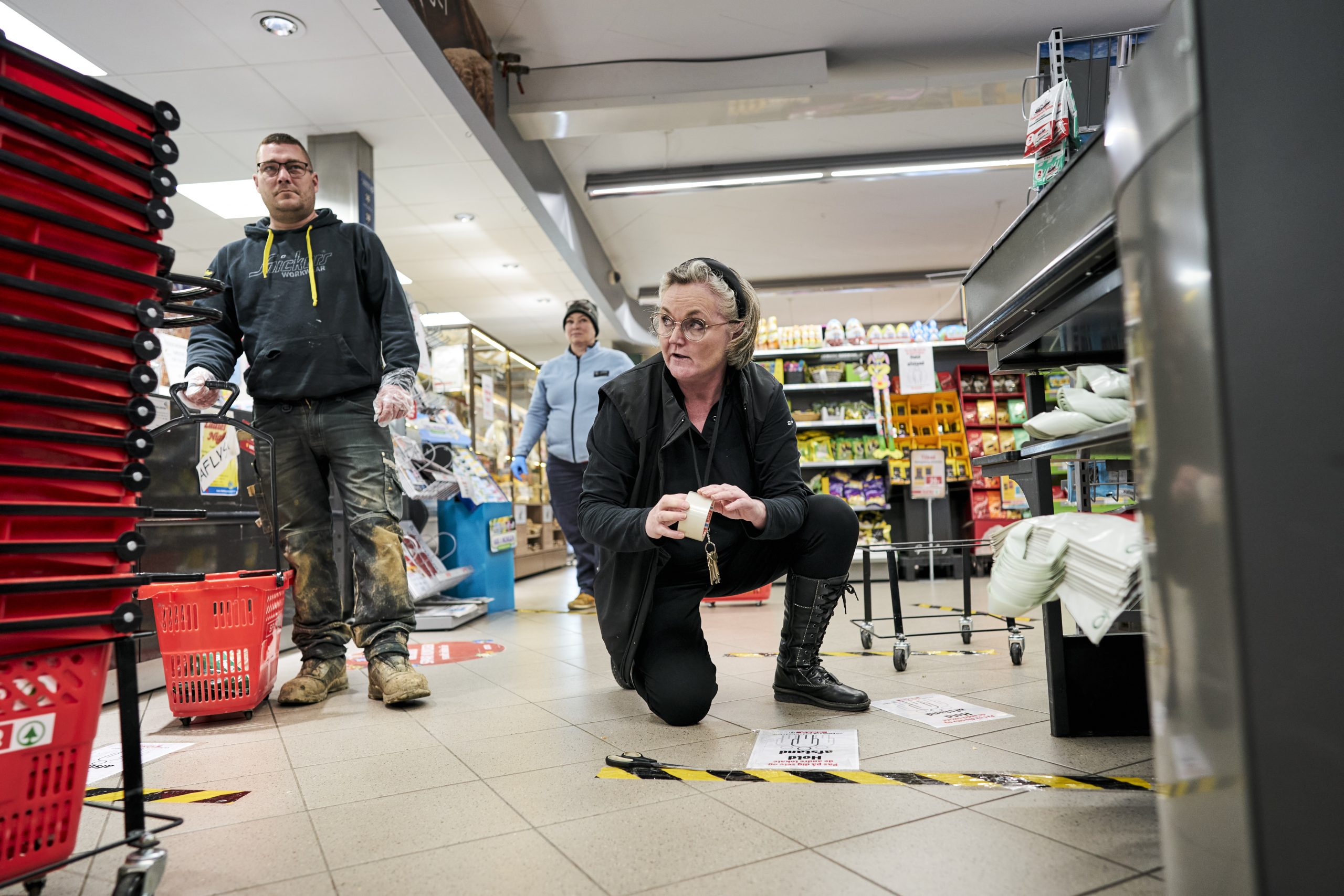 Købmand har stillet handsker frem som SKAL anvendes når man handler.
Og initiativer med bl.a. diskretionslinjer på gulvene ved kasserne.

Pia Støttrup, købmand i Spar i Skals.