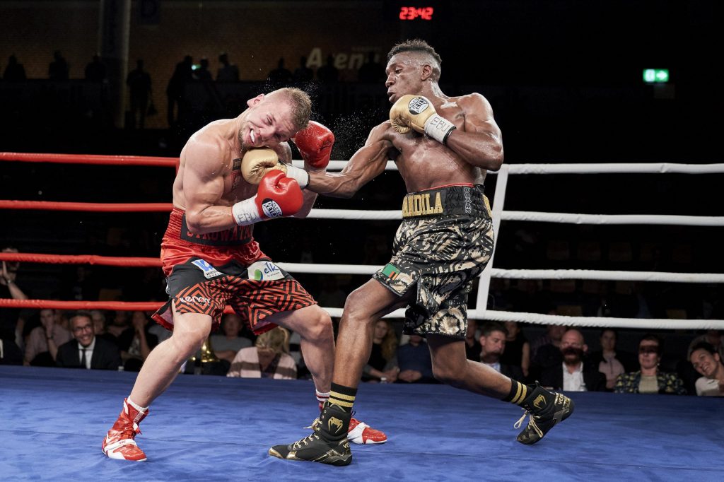 Enock Mwandila Poulsen (DK) vs. Michal Syrowatka (Polen) Super Lightweight,
Danish Fight Night's boksestævne ”Jørgen (Gamle) Hansen Memorial” i Arena Randers lørdag den 15. juni 2019.